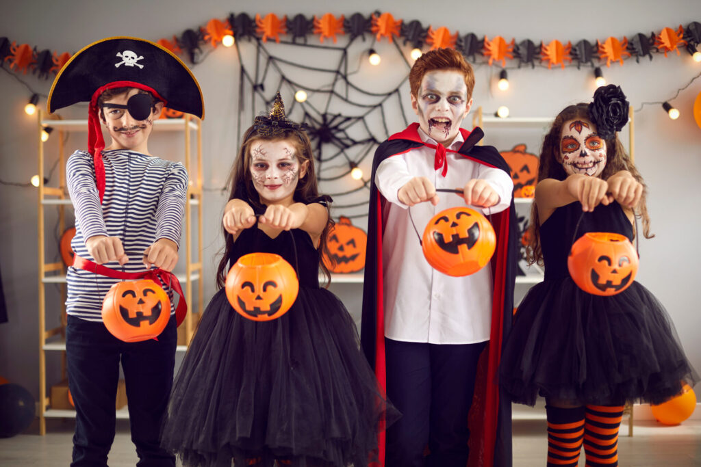 4 enfants déguisés pour Halloween